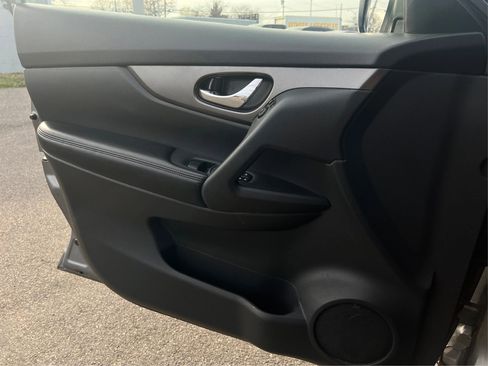 Used 2016 Nissan Rogue SV image 22