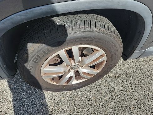 Used 2013 Volkswagen Tiguan S image 9