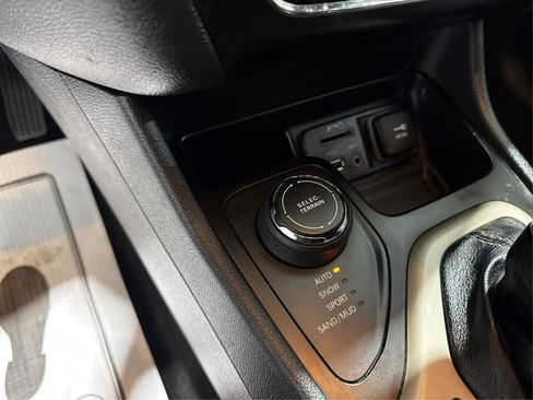 Used 2015 Jeep Cherokee Latitude image 18