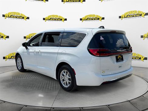 New 2026 Chrysler Pacifica Select image 3