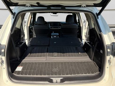 Used 2019 Toyota Highlander XLE AWD/4WD image 29