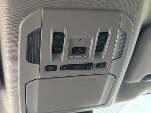 Used 2024 Toyota Highlander XLE AWD/4WD image 34