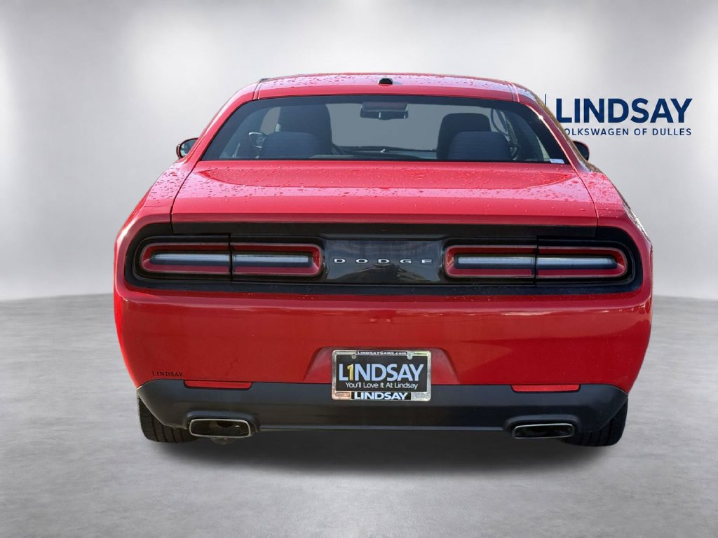 Used 2015 Dodge Challenger SXT RWD image 3