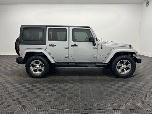 Used 2017 Jeep Wrangler Unlimited Sahara w/ Connectivity Group image 7