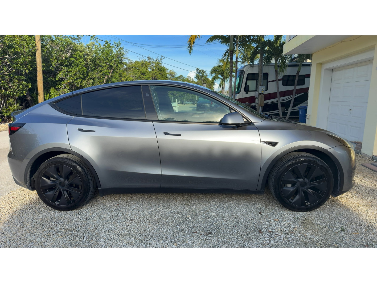 Used 2025 Tesla Model Y Long Range AWD/4WD image 3