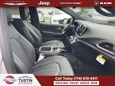 New 2026 Chrysler Pacifica Select FWD image 16