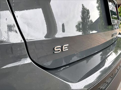 Used 2023 Volkswagen Taos SE w/ Panoramic Sunroof Package FWD image 9