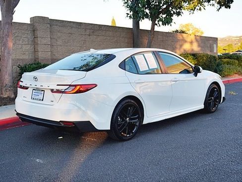 Used 2025 Toyota Camry SE image 9