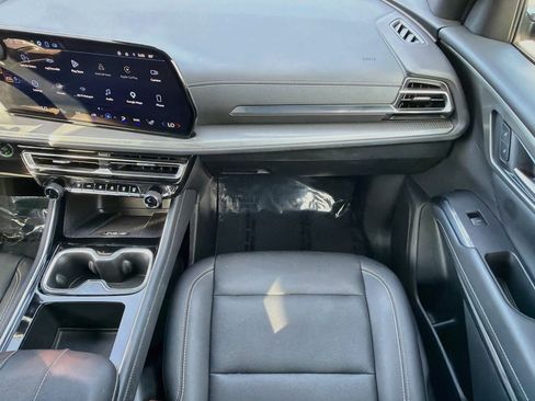 Used 2025 Chevrolet Traverse LT FWD image 17