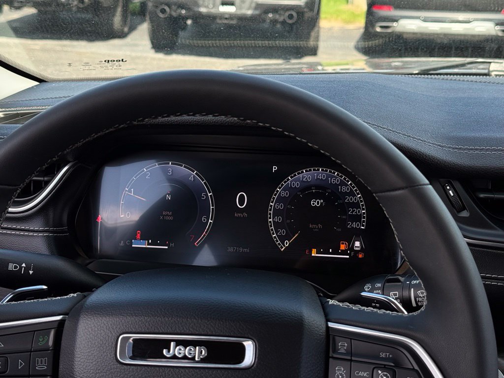 Used 2023 Jeep Grand Cherokee Limited AWD/4WD image 8