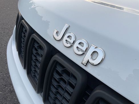 Used 2017 Jeep Grand Cherokee Limited image 16