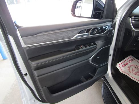 Used 2024 Jeep Wagoneer Series III AWD/4WD image 27
