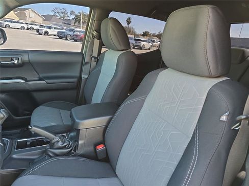 Used 2023 Toyota Tacoma TRD Off-Road w/ Advanced Technology Package image 15