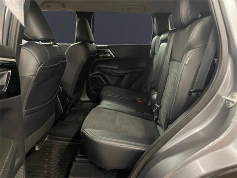 Used 2023 Mitsubishi Outlander SE image 13