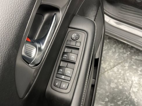Used 2025 Chrysler Pacifica Select FWD image 8
