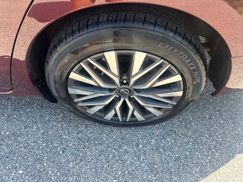 Used 2025 Nissan Altima 2.5 SV FWD image 9
