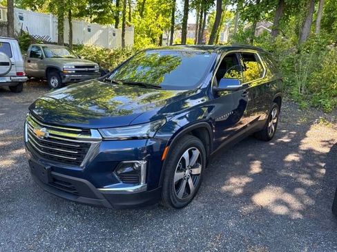 Used 2023 Chevrolet Traverse LT w/ LT Premium Package AWD/4WD image 3