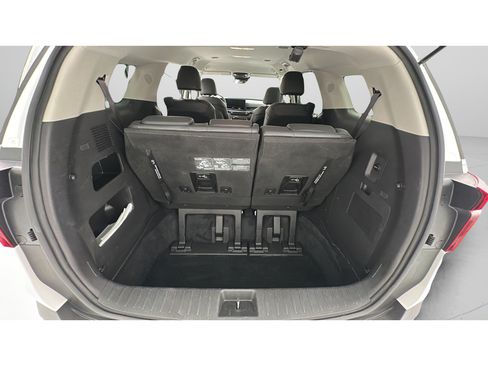Used 2025 Kia Carnival FWD image 24