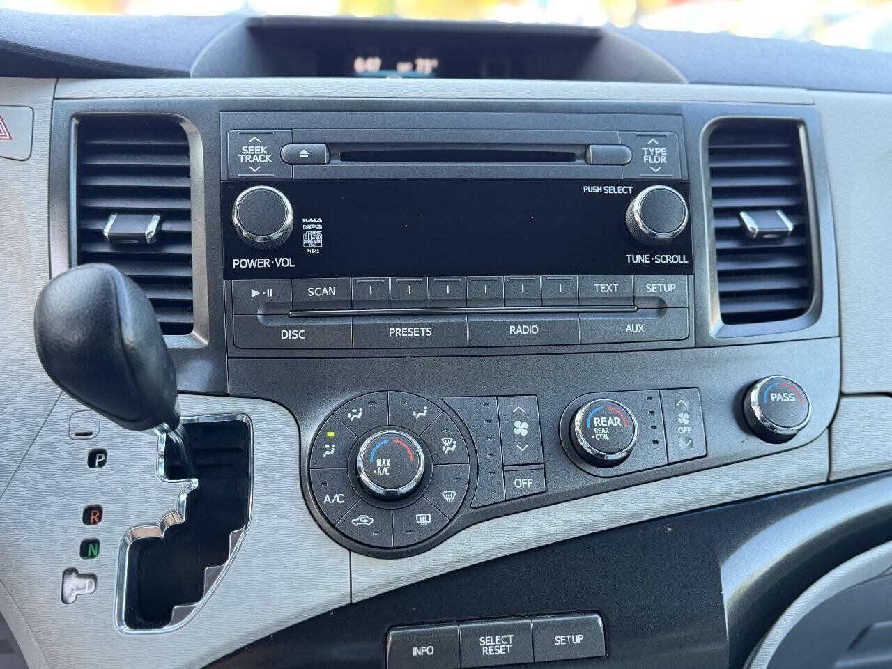 Used 2011 Toyota Sienna LE w/ Towing Pkg FWD image 13