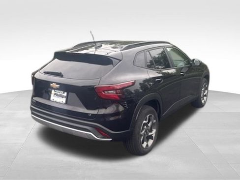 Used 2024 Chevrolet Trax LT FWD image 2