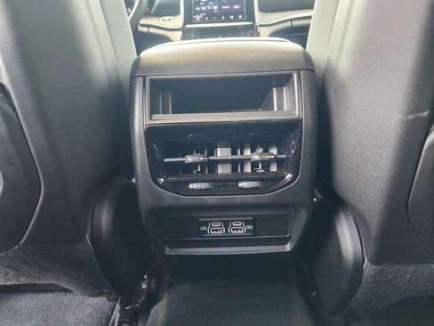 Used 2025 Jeep Grand Cherokee Laredo X image 17