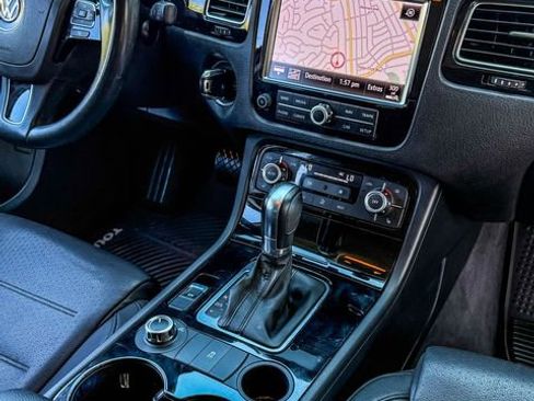 Used 2013 Volkswagen Touareg Sport image 31