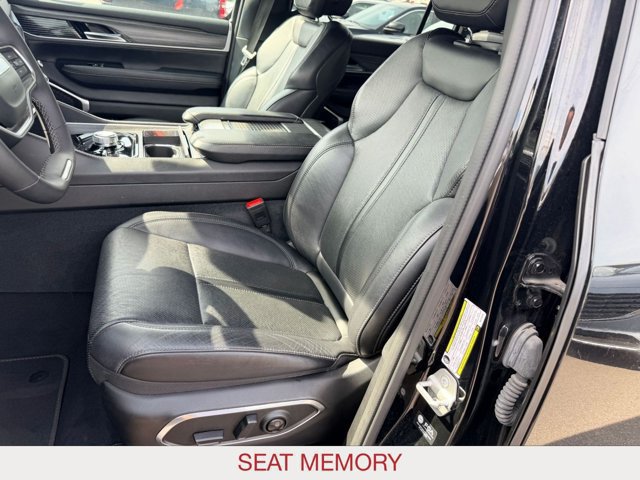 Certified 2024 Jeep Wagoneer Series II w/ Flexible Seating Group AWD/4WD image 13