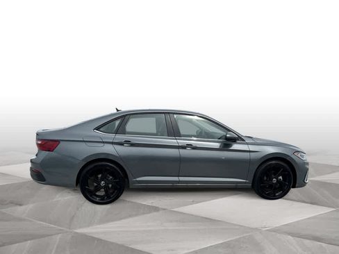 Used 2025 Volkswagen Jetta SE FWD image 9