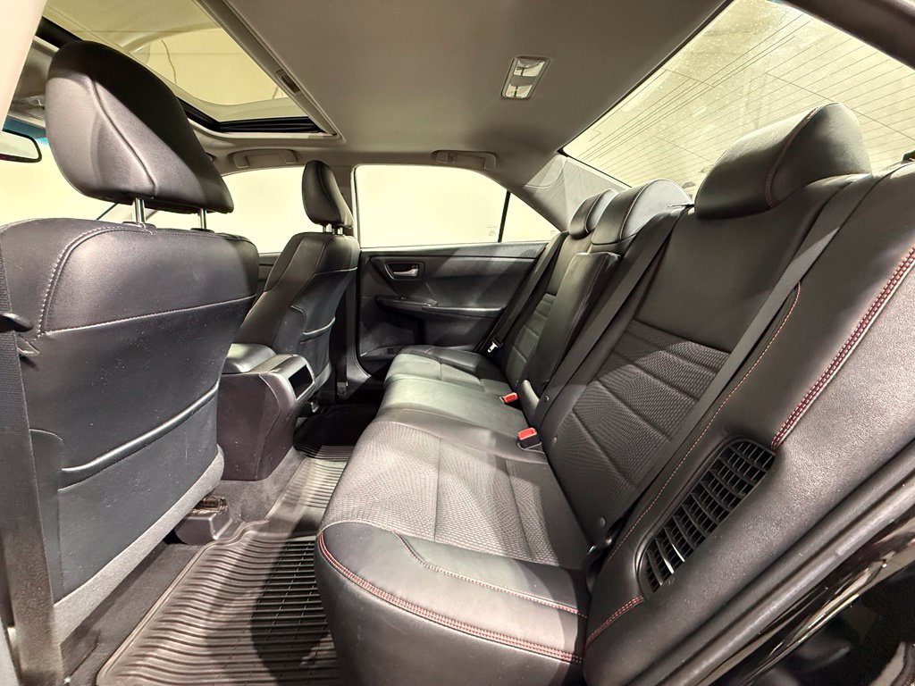 Used 2016 Toyota Camry SE w/ Moonroof Package FWD image 19