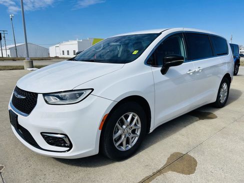 Used 2024 Chrysler Pacifica Touring-L image 35