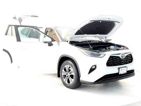 Used 2023 Toyota Highlander XLE image 9
