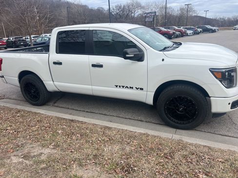 Used 2019 Nissan Titan SV w/ SV Convenience Package image 4