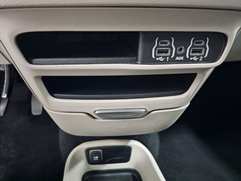 Used 2023 Chrysler Pacifica Touring-L image 28