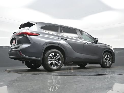 Used 2023 Toyota Highlander XLE AWD/4WD image 33