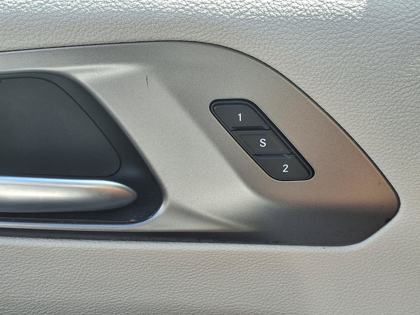 Used 2023 Chrysler Pacifica Touring-L FWD image 22