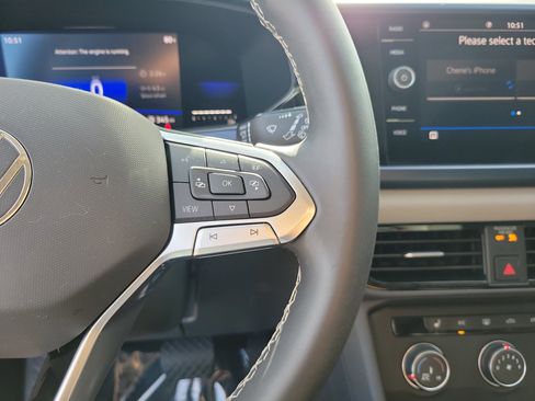 Used 2022 Volkswagen Taos SE w/ Panoramic Sunroof Package image 17