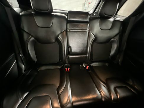 Used 2019 Jeep Cherokee Latitude Plus w/ Comfort/Convenience Group FWD image 33