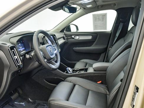 Certified 2025 Volvo XC40 B5 Ultra w/ Climate Package image 20