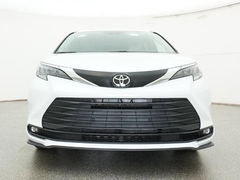 New 2026 Toyota Sienna XLE FWD image 17