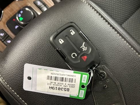 Used 2023 GMC Acadia SLE w/ Driver Convenience Package image 22