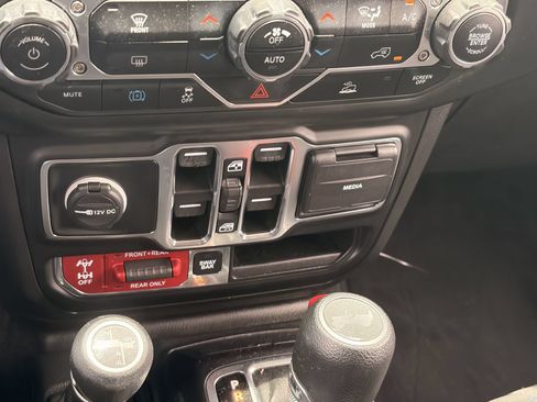 Used 2023 Jeep Wrangler Unlimited Rubicon 4xe AWD/4WD image 25