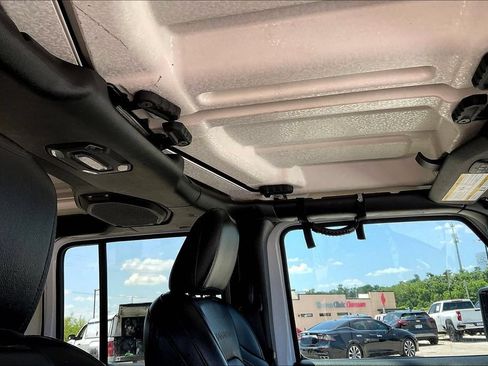 Used 2019 Jeep Wrangler Unlimited Sahara w/ Dual Top Group AWD/4WD image 18