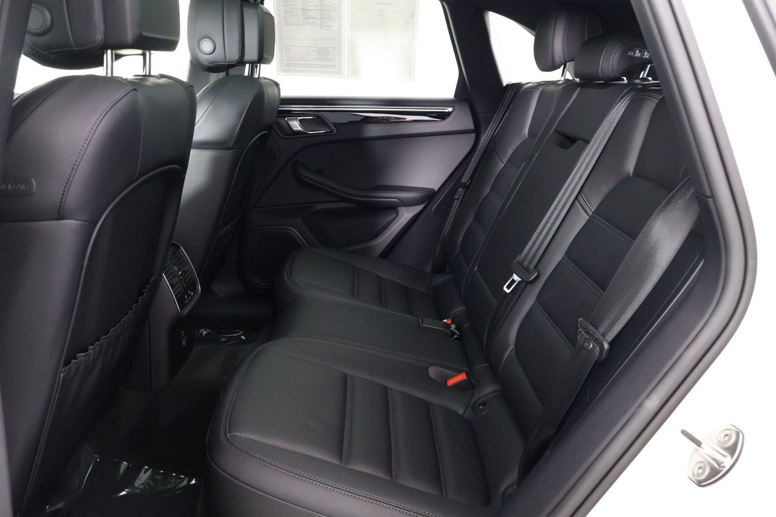 Certified 2026 Porsche Macan AWD/4WD image 33