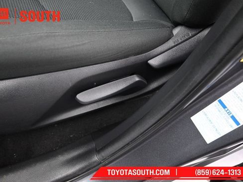 Used 2021 Toyota RAV4 LE AWD/4WD image 21