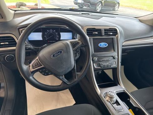 Used 2017 Ford Fusion SE w/ Fusion SE Technology Package FWD image 12