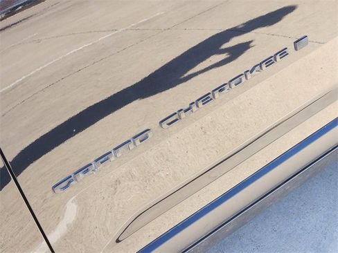 Used 2022 Jeep Grand Cherokee Limited image 12