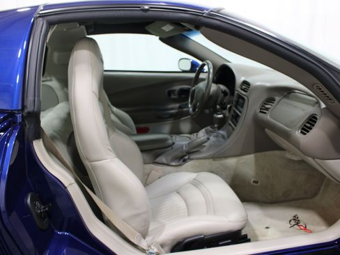 Used 2004 Chevrolet Corvette Coupe w/ Preferred Equipment Group RWD image 14