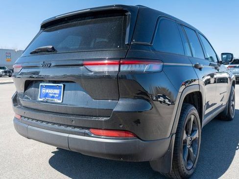 Used 2023 Jeep Grand Cherokee Altitude AWD/4WD image 6
