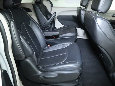 Used 2024 Chrysler Pacifica Limited FWD image 31