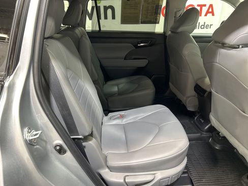 Used 2022 Toyota Highlander XLE image 16